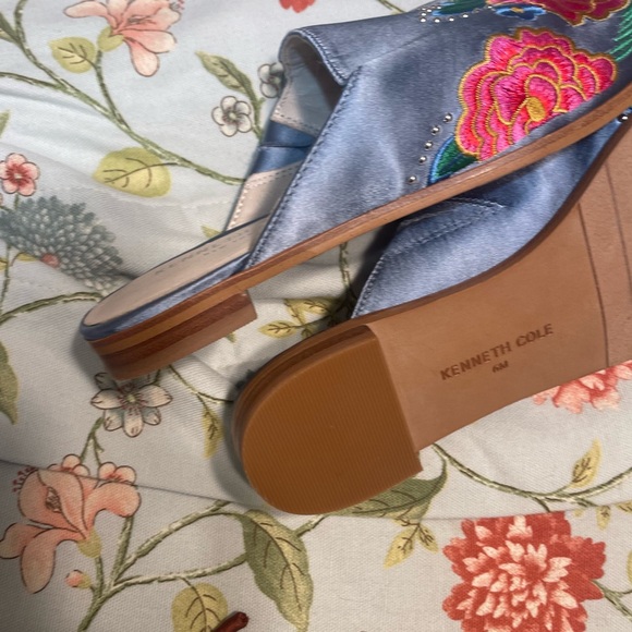 Kenneth Cole New York Pointed Toe Floral Embroidered Flats - Picture 13 of 16